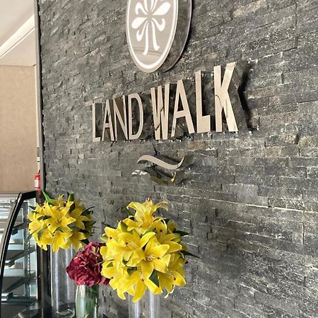 Апарт отель Land Walk Al Aqiq Эр-Рияд Экстерьер фото